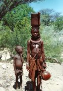 Junge Himbafrau mit Sohn